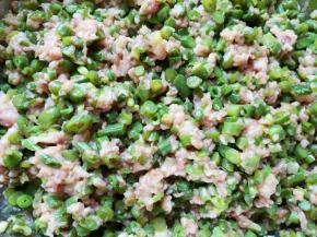 加入切碎的豇豆搅拌均匀。