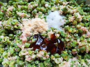 加入盐、鸡粉、蚝油、生抽和香油搅拌均匀。