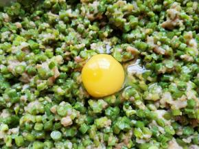 最后打入一个鸡蛋搅拌均匀，饺子馅就做好了。