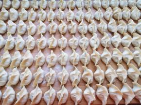 准备好饺子皮，包成自己喜欢的样子。