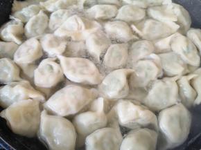 锅内放水烧开，下入饺子煮熟。