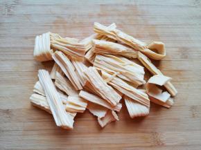 干腐竹提前泡软。