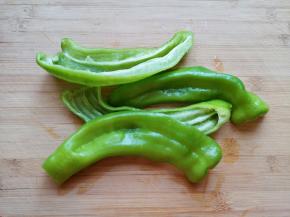 青椒去籽洗干净。