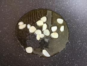 炒锅内倒适量的食用油烧热，下入蒜片煸香。