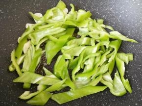 下入青椒丝。