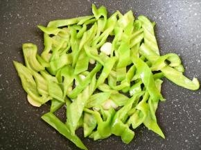 翻炒至青椒丝变软。