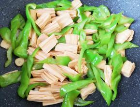 加入味极鲜酱油翻炒一分钟左右。