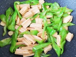 加入味极鲜酱油翻炒一分钟左右。