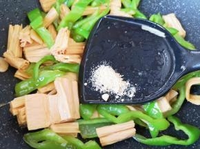 放鸡粉增加口感。