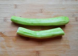 丝瓜去皮洗干净。