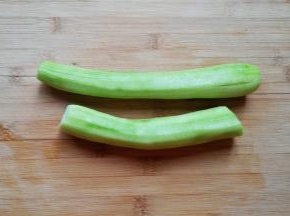 丝瓜去皮洗干净。