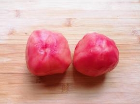 番茄洗干净去皮。