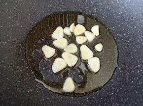 炒锅内倒适量的食用油烧热，下入蒜片煸香。