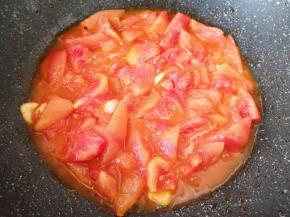 翻炒至番茄出汁。