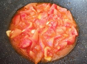 翻炒至番茄出汁。