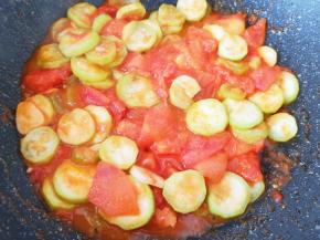 翻炒至丝瓜片变软。