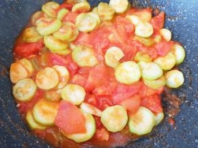 翻炒至丝瓜片变软。