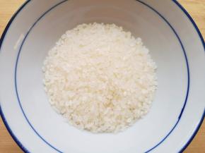 准备好大米淘洗干净。