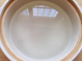 将淘好的大米放入砂锅，加入纯净水，大火烧开。