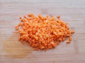 胡萝卜洗干净切成小丁。