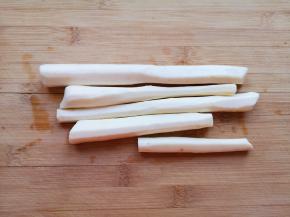 山药去皮洗干净。