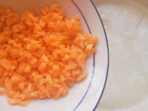 砂锅烧开以后，下入胡萝卜丁。