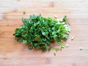 香菜洗干净切碎。