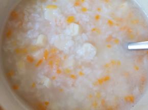 20分钟以后打开砂锅看一下，大米煮开花就可以了。