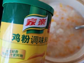 放鸡粉和盐调味。