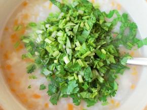 关火，下入香菜碎，搅拌均匀即可。