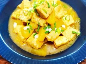 在炖煮5分钟，撒入葱花出锅！