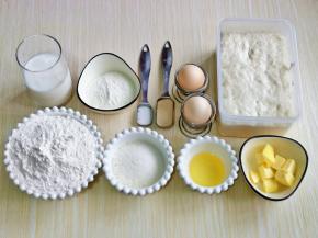 准备食材并称重，首先将黄油切小块室温软化，软化到用手指轻轻摁一下会塌陷下去的状态即可。
首先将波兰种提前做好，150克高粉，140克纯净水，1.5克酵母粉混合搅拌均匀，盖上盖子放入冰箱冷藏发酵过夜。