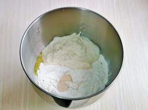 再加入细砂糖，奶粉，高筋面粉，酵母粉，最后加入发酵好的波兰种，启动厨师机揉面一个小程序。