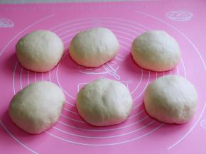 取出发酵好的面团，揉圆排气，分割6等份，盖上保鲜膜松弛10分钟。