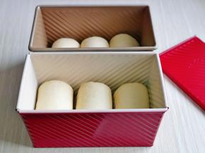 放入吐司盒中，我这个量是2个450克的吐司盒的量，将模具入发酵箱，进行二次发酵，35度40分钟。