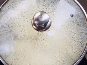 水开，放入蒸锅中蒸10分钟！