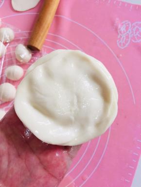 8～10张叠放在一起，用手把四周轻轻按压一下！这样擀出来的饼会更加均匀！不会大小不一！