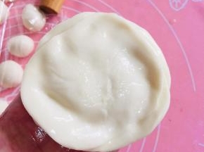 8～10张叠放在一起，用手把四周轻轻按压一下！这样擀出来的饼会更加均匀！不会大小不一！