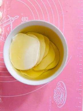 擀好的小饼放在油里浸泡一下！让每个饼都粘上油！