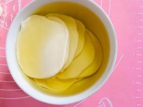 擀好的小饼放在油里浸泡一下！让每个饼都粘上油！