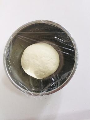 放入210克水揉成光滑细腻的面团，加盖保鲜膜醒面20分钟！