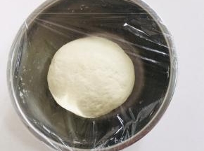 放入210克水揉成光滑细腻的面团，加盖保鲜膜醒面20分钟！