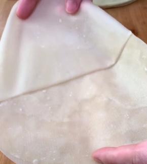 盘子倒扣在饼上，去掉多余的边，趁热撕开即可！