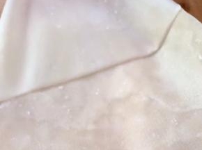 盘子倒扣在饼上，去掉多余的边，趁热撕开即可！