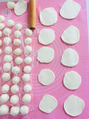 全部按压一下，擀成小饼！