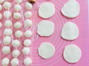 全部按压一下，擀成小饼！