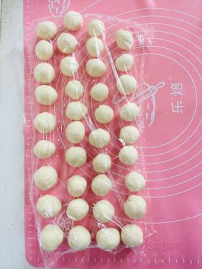 醒好的面分成等份儿的小剂子！盖上保鲜膜以防表皮干燥！