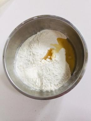 面粉中加入2克盐，1汤匙油！