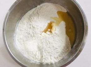 面粉中加入2克盐，1汤匙油！