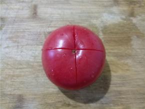 番茄洗干净，在顶上划一个十字。